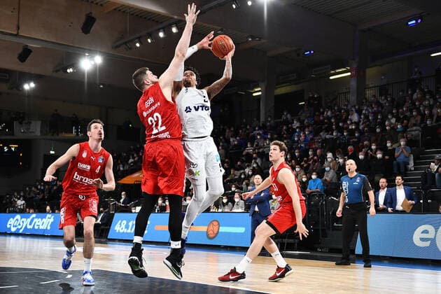 Basketball I Mens I 2021 2022 Season I Bundesliga I 12 Matchday I Hamburg Towers brose bamberg I 05 01 2022 Osaro Juergen Rich 6, point guard, Hamburg Towers vs Martinas Geben 22, brose bamberg Hamburg edel optics de Arena Hamburg Germany. Copyright: xLobeca AndreasxHannigx