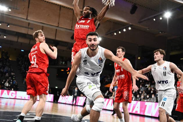 Basketball I Mens I 2021 2022 Season I Bundesliga I 12 Matchday I Hamburg Towers brose bamberg I 05 01 2022 Christian Sengfelder 43, brose bamberg and Akil Mitchell 8, brose bamberg and Maximilian DiLeo 3, shooting guard, Hamburg Towers Hamburg edel optics de Arena Hamburg Germany. Copyright: xLobeca AndreasxHannigx