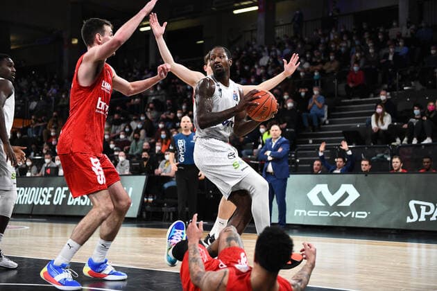 Basketball I Mens I 2021 2022 Season I Bundesliga I 12 Matchday I Hamburg Towers brose bamberg I 05 01 2022 Zachary Brown 1, Small Forward, Hamburg Towers vs Patrick Heckmann 33, brose bamberg Hamburg edel optics de Arena Hamburg Germany. Copyright: xLobeca AndreasxHannigx