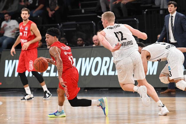 Basketball I Mens I 2021 2022 Season I Bundesliga I 12 Matchday I Hamburg Towers brose bamberg I 05 01 2022 Justin Robinson 12, brose bamberg and Seth Hinrichs 12, Power Forward, Hamburg Towers Hamburg edel optics de Arena Hamburg Germany. Copyright: xLobeca AndreasxHannigx