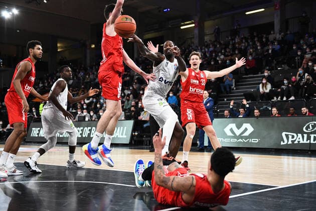 Basketball I Mens I 2021 2022 Season I Bundesliga I 12 Matchday I Hamburg Towers brose bamberg I 05 01 2022 Zachary Brown 1, Small Forward, Hamburg Towers vs Patrick Heckmann 33, brose bamberg Hamburg edel optics de Arena Hamburg Germany. Copyright: xLobeca AndreasxHannigx