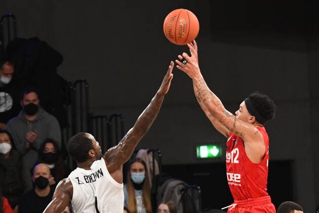 Basketball I Mens I 2021 2022 Season I Bundesliga I 12 Matchday I Hamburg Towers brose bamberg I 05 01 2022 Justin Robinson 12, brose bamberg and Zachary Brown 1, Small Forward, Hamburg Towers Hamburg edel optics de Arena Hamburg Germany. Copyright: xLobeca AndreasxHannigx