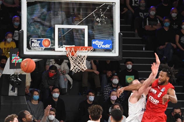 Basketball I Men I Season 2021 2022 I Bundesliga I 12 Matchday I Hamburg Towers brose bamberg I 05 01 2022 Akil Mitchell 8, brose bamberg Hamburg edel optics de Arena Hamburg Germany Copyright: xLobeca AndreasxHannigx