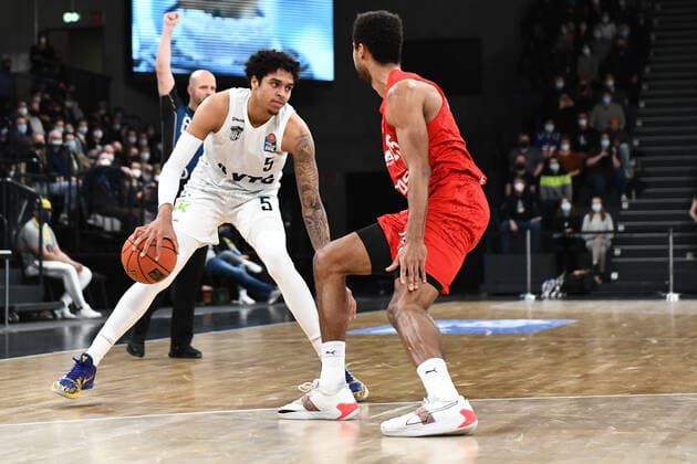 Basketball I Mens I 2021 2022 Season I Bundesliga I 12 Matchday I Hamburg Towers brose bamberg I 05 01 2022 Caleb Homesley 5, Shooting Guard, Hamburg Towers Marvin Omuvwie 11, brose bamberg Hamburg edel optics de Arena Hamburg Deutschland Copyright: xLobeca AndreasxHannigx