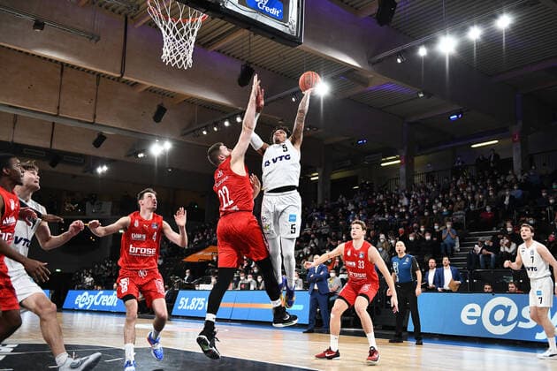 Basketball I Mens I 2021 2022 Season I Bundesliga I 12 Matchday I Hamburg Towers brose bamberg I 05 01 2022 Caleb Homesley 5, shooting guard, Hamburg Towers vs Martinas Geben 22, brose bamberg Hamburg edel optics de Arena Hamburg Germany. Copyright: xLobeca AndreasxHannigx