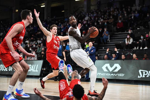 Basketball I Mens I 2021 2022 Season I Bundesliga I 12 Matchday I Hamburg Towers brose bamberg I 05 01 2022 Zachary Brown 1, Small Forward, Hamburg Towers vs Patrick Heckmann 33, brose bamberg Hamburg edel optics de Arena Hamburg Germany. Copyright: xLobeca AndreasxHannigx