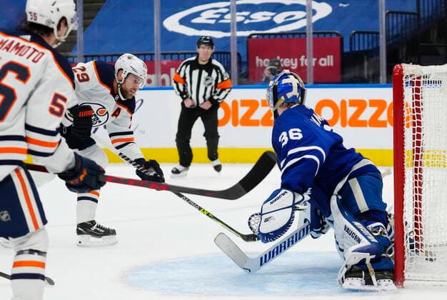 Bilder des Jahres 2022, Sport 01 Januar Sport Themen der Woche KW01 Sport Bilder des Tages January 5, 2022, Toronto, ON, Canada: Edmonton Oilers Leon Draisaitl (29) scores on Toronto Maple Leafs goaltender Jack Campbell (36) as Oilers Kailer Yamamoto (56) looks on during first period NHL, Eishockey Herren, USA hockey action in Toronto on Wednesday, January 5, 2022. Canada News - January 5, 2022  - ZUMAc35_ 20220105_zaf_c35_047 Copyright: xFrankxGunnx