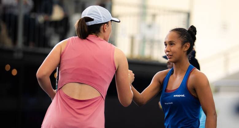 Mandatory Credit: Photo by Rob Prange Shutterstock (12683873aj) Leylah Fernandez of Canada & Iga Swiatek of Poland in action during the second round at the 2022 Adelaide International WTA, Tennis Damen 500 tennis tournament Adelaide International, Tennis, Memorial Drive Tennis Centre, Adelaide, Australia - 06 Jan 2022 Adelaide International, Tennis, Memorial Drive Tennis Centre, Adelaide, Australia - 06 Jan 2022  Copyright: xRobxPrange Shutterstockx 12683873aj