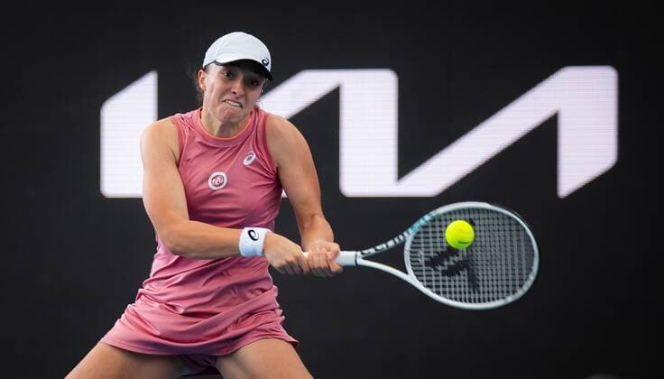 Sport Bilder des Tages Mandatory Credit: Photo by Rob Prange Shutterstock (12683873as) Iga Swiatek of Poland in action during the second round at the 2022 Adelaide International WTA, Tennis Damen 500 tennis tournament Adelaide International, Tennis, Memorial Drive Tennis Centre, Adelaide, Australia - 06 Jan 2022 Adelaide International, Tennis, Memorial Drive Tennis Centre, Adelaide, Australia - 06 Jan 2022  Copyright: xRobxPrange Shutterstockx 12683873as
