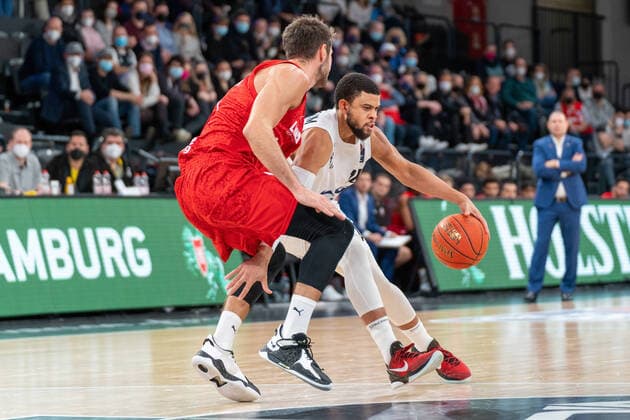 Ray McCallum Hamburg Towers 10 claims the ball Hamburg Towers vs Brose Bamberg, Basketball, Bundesliga, Hauptrunde, Spieltag 12, Saison 2021 2022, 05 01 2022 Marcel von Fehrn Hamburg Towers vs Brose Bamberg, Basketball, Bundesliga, Hauptrunde, Spieltag 12, Saison 2021 2022, 05 01 2022 Hamburg Copyright: xEibnerxPressefoto MarcelxvonxFehrnx EP_MFN