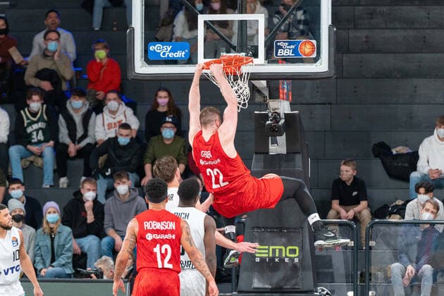Martinas Geben Brose Bamberg 22 haengt nach Treffer am Korb Hamburg Towers vs Brose Bamberg, Basketball, Bundesliga, Hauptrunde, Spieltag 12, Saison 2021 2022, 05 01 2022 Marcel von Fehrn Hamburg Towers vs Brose Bamberg, Basketball, Bundesliga, Hauptrunde, Spieltag 12, Saison 2021 2022, 05 01 2022 Hamburg Copyright: xEibnerxPressefoto MarcelxvonxFehrnx EP_MFN