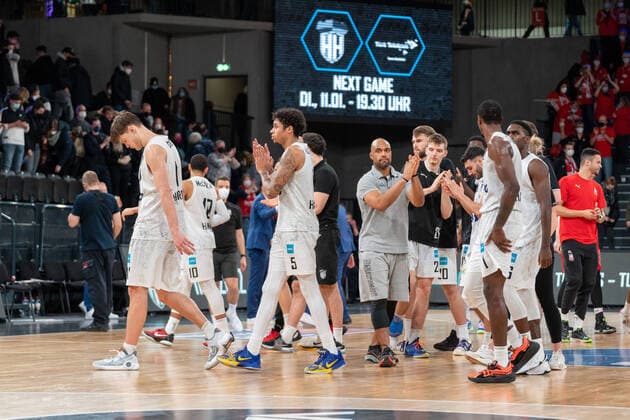 Hamburg Towers after defeat Hamburg Towers vs Brose Bamberg, Basketball, Bundesliga, Hauptrunde, Matchday 12, Season 2021 2022, 05 01 2022 Marcel von Fehrn Hamburg Towers vs Brose Bamberg, Basketball, Bundesliga, Hauptrunde, Matchday 12, Season 2021 2022, 05 01 2022 Hamburg Copyright: xEibnerxPressefoto MarcelxvonxFehrnx EP_MFN