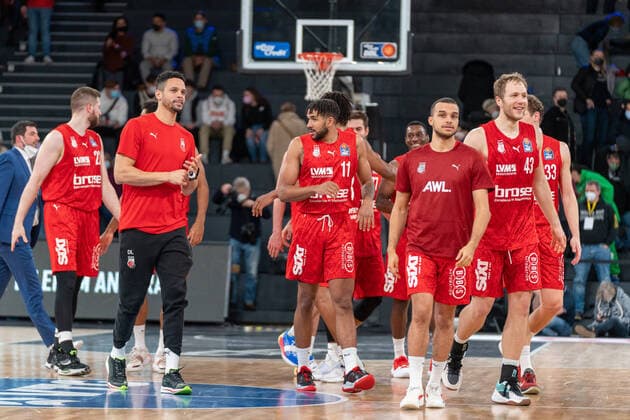 Brose Bamberg after win Hamburg Towers vs Brose Bamberg, Basketball, Bundesliga, Hauptrunde, Matchday 12, Season 2021 2022, 05 01 2022 Marcel von Fehrn Hamburg Towers vs Brose Bamberg, Basketball, Bundesliga, Hauptrunde, Matchday 12, Season 2021 2022, 05 01 2022 Hamburg Copyright: xEibnerxPressefoto MarcelxvonxFehrnx EP_MFN