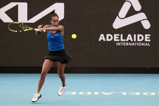 ADELAIDE, AUSTRALIA - JANUARY 06: Leylah Fernandez of Canada plays a forehand during the WTA, Tennis Damen singles match between Leylah Fernandez of Canada and Iga Swiatek of Poland on day four of the Adelaide International tennis tournament at Memorial Drive on January 06, 2022 in Adelaide, Australia. (Photo by Peter Mundy Speed Media Icon Sportswire) TENNIS: JAN 06 Adelaide International Icon220106007