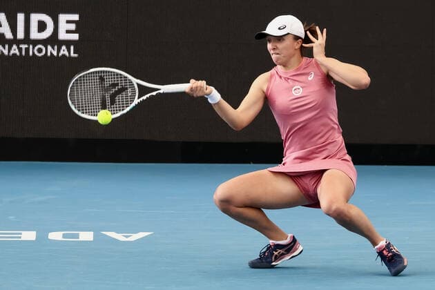ADELAIDE, AUSTRALIA - JANUARY 06: Iga Swiatek of Poland plays a forehand during the WTA, Tennis Damen singles match between Leylah Fernandez of Canada and Iga Swiatek of Poland on day four of the Adelaide International tennis tournament at Memorial Drive on January 06, 2022 in Adelaide, Australia. (Photo by Peter Mundy Speed Media Icon Sportswire) TENNIS: JAN 06 Adelaide International Icon220106027