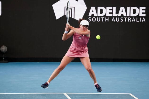 ADELAIDE, AUSTRALIA - JANUARY 06: Iga Swiatek of Poland hits a backhand during the WTA, Tennis Damen singles match between Leylah Fernandez of Canada and Iga Swiatek of Poland on day four of the Adelaide International tennis tournament at Memorial Drive on January 06, 2022 in Adelaide, Australia. (Photo by Peter Mundy Speed Media Icon Sportswire) TENNIS: JAN 06 Adelaide International Icon220106038