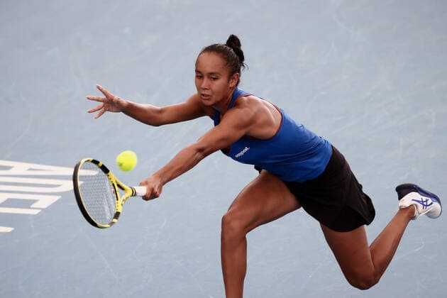 ADELAIDE, AUSTRALIA - JANUARY 06: Leylah Fernandez of Canada volleys the ball during the WTA, Tennis Damen singles match between Leylah Fernandez of Canada and Iga Swiatek of Poland on day four of the Adelaide International tennis tournament at Memorial Drive on January 06, 2022 in Adelaide, Australia. (Photo by Peter Mundy Speed Media Icon Sportswire) TENNIS: JAN 06 Adelaide International Icon220106053