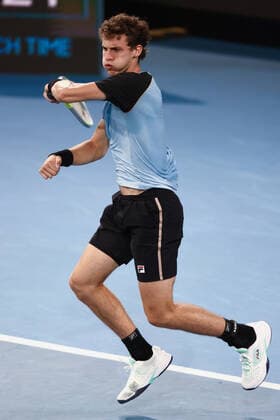 ADELAIDE, AUSTRALIA - JANUARY 06: Juan Manuel Cerundolo of Argentina plays a forehand during the ATP, Tennis Herren singles match between Gael Monfils of France and Juan Manuel Cerundolo of Argentina on day four of the Adelaide International tennis tournament at Memorial Drive on January 06, 2022 in Adelaide, Australia. (Photo by Peter Mundy Speed Media Icon Sportswire) TENNIS: JAN 06 Adelaide International Icon220106215