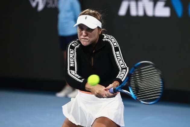 ADELAIDE, AUSTRALIA - JANUARY 06: Sofia Kenin of United States hits a backhand during the WTA, Tennis Damen singles match between Ajla Tomljanovic of Australia and Sofia Kenin of United States on day four of the Adelaide International tennis tournament at Memorial Drive on January 06, 2022 in Adelaide, Australia. (Photo by Peter Mundy Speed Media Icon Sportswire) TENNIS: JAN 06 Adelaide International Icon220106246