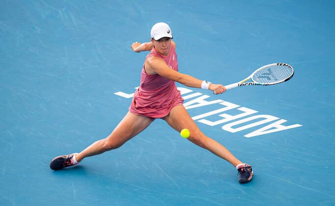 Sport Themen der Woche KW01 Sport Bilder des Tages January 6, 2022, ADELAIDE, AUSTRALIA: IIGA SWIATEK of Poland in action during the second round at the 2022 Adelaide International WTA, Tennis Damen 500 tennis tournament against L. Fernandez of Canada. Swiatek won 6:1, 6:2. ADELAIDE AUSTRALIA - ZUMAa181 20220106_zaa_a181_016 Copyright: xRobxPrangex