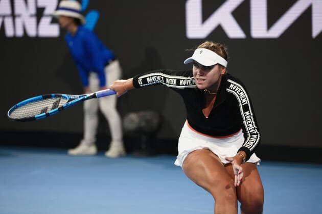 ADELAIDE, AUSTRALIA - JANUARY 06: Sofia Kenin of United States hits a backhand during the WTA, Tennis Damen singles match between Ajla Tomljanovic of Australia and Sofia Kenin of United States on day four of the Adelaide International tennis tournament at Memorial Drive on January 06, 2022 in Adelaide, Australia. (Photo by Peter Mundy Speed Media Icon Sportswire) TENNIS: JAN 06 Adelaide International Icon220106261