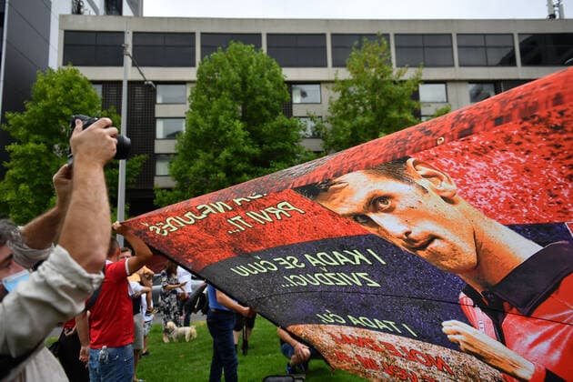 TENNIS NOVAK DJOKOVIC VISA, Supporters unfurl a banner outside the Park hotel quarantine facility where it is believed Serbian tennis player Novak Djokovic is being detained in Melbourne, Friday, January 7, 2022. World No.1 tennis star Novak Djokovic is fighting his visa cancellation and pending deportation in a Federal Court challenge. ( NO ARCHIVING, EDITORIAL USE ONLY, NO USE IN BOOKS WITHOUT CONSENT MELBOURNE VIC AUSTRALIA  Copyright: xJOELxCARRETTx 20220107001611396882