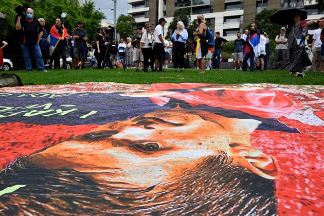 TENNIS NOVAK DJOKOVIC VISA, Supporters unfurl a banner outside the Park hotel quarantine facility where it is believed Serbian tennis player Novak Djokovic is being detained in Melbourne, Friday, January 7, 2022. World No.1 tennis star Novak Djokovic is fighting his visa cancellation and pending deportation in a Federal Court challenge. ( NO ARCHIVING, EDITORIAL USE ONLY, NO USE IN BOOKS WITHOUT CONSENT MELBOURNE VIC AUSTRALIA  Copyright: xJOELxCARRETTx 20220107001611396995