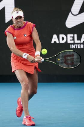 ADELAIDE, AUSTRALIA - JANUARY 07: Shelby Rogers of United States hits a backhand during the WTA, Tennis Damen singles match between Elena Rybakina of Kazakhstan and Shelby Rogers of United States on day five of the Adelaide International tennis tournament at Memorial Drive on January 07, 2022 in Adelaide, Australia. (Photo by Peter Mundy Speed Media Icon Sportswire) TENNIS: JAN 07 Adelaide International Icon220107029