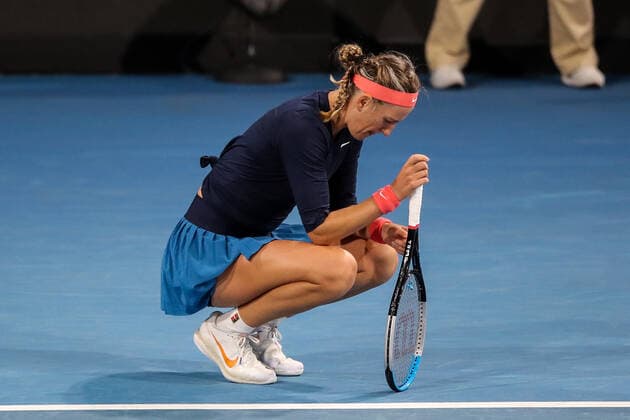 TENNIS ADELAIDE INTERNATIONAL, Victoria Azarenka of Belarus appears to be injured in her match against Iga Swiatek of Poland on Day 5 of the the Adelaide International Tennis Tournament, at Memorial Drive, in Adelaide, Friday, January 7, 2022. ( NO ARCHIVING, EDITORIAL USE ONLY, NO USE IN BOOKS WITHOUT CONSENT ADELAIDE SA AUSTRALIA  Copyright: xMATTxTURNERx 20220107001611498172