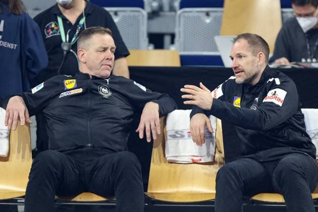 Germany Switzerland, test match Lnks coach Alfred Gislason Germany in conversation with goalkeeper coach Mattias Andersson Germany Handball international match between Germany and Switzerland on 7 January 2022 in Mannheim , Mannheim Baden Württemberg Germany SAP Arena