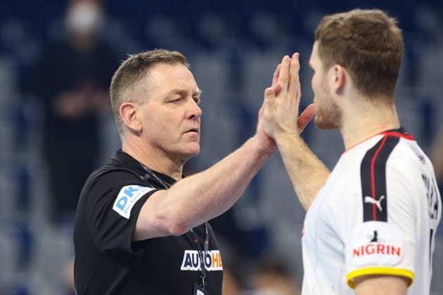 Germany Switzerland, test match coach Alfred Gislason Germany claps with Johannes Golla Germany, 4 ab Handball international match between Germany and Switzerland on 7 January 2022 in Mannheim , Mannheim Baden Württemberg Germany SAP Arena