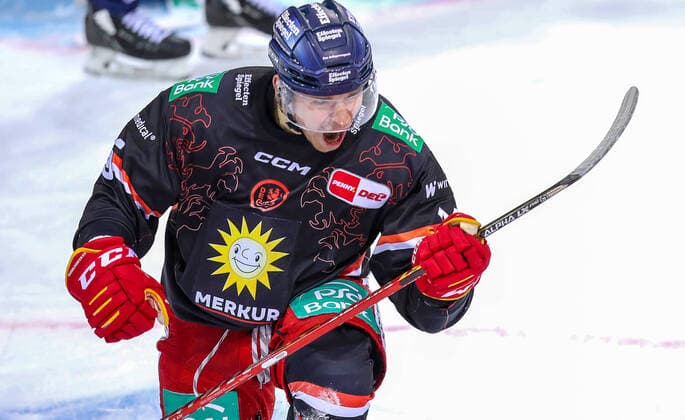 Bilder des Jahres 2022, Sport 01 Januar Sport Themen der Woche KW01 07.01.2022, Duesseldorf, Eishockey, Penny DEL, Spieltag 40, PSD Bank Dome, Duesseldorfer EG gegen Eisbaeren Berlin. Carter Proft von Duesseldorfer EG jubelt nach seinem Treffer zum 1:0. Duesseldorfer EG - Eisbaeren Berlin *** 07 01 2022, Duesseldorf, ice hockey, Penny DEL, matchday 40, PSD Bank Dome, Duesseldorfer EG vs Eisbaeren Berlin Carter Proft of Duesseldorfer EG cheers after his goal to 1 0 Duesseldorfer EG Eisbaeren Berlin