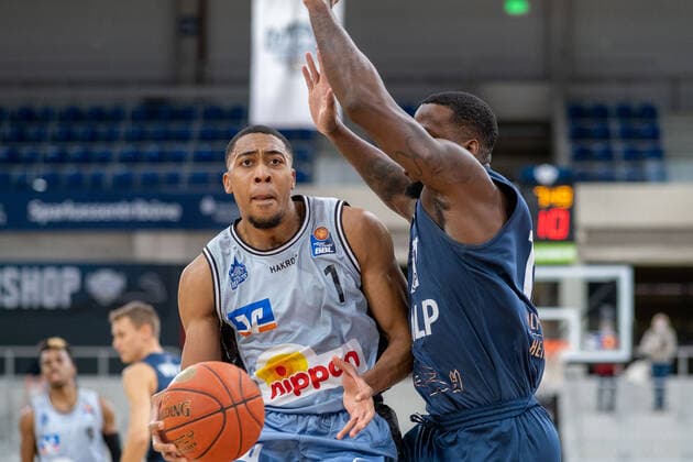 Jaren Lewis HAKRO Merlins Crailsheim, 1 in duel with Kelvin Martin MLP Academics Heidelberg, 10 , MLP Academics Heidelberg vs HAKRO Merlins Crailsheim, Basketball, easyCredit Bundesliga, 16 Spieltag, Saison 2021 2022, 07 01 2022, MLP Academics Heidelberg vs HAKRO Merlins Crailsheim, Basketball, easyCredit Bundesliga, 16 Spieltag, Saison 2021 2022, 07 01 2022, Heidelberg Copyright: xEibner-Pressefotox EP_EER