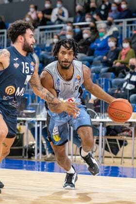 Terrell Harris HAKRO Merlins Crailsheim, 8 in duel with Jordan Geist MLP Academics Heidelberg, 15 , MLP Academics Heidelberg vs HAKRO Merlins Crailsheim, basketball, easyCredit Bundesliga, 16 matchday, season 2021 2022, 07 01 2022, MLP Academics Heidelberg vs HAKRO Merlins Crailsheim, basketball, easyCredit Bundesliga, 16 matchday, season 2021 2022, 07 01 2022, Heidelberg Copyright: xEibner-Pressefotox EP_EER