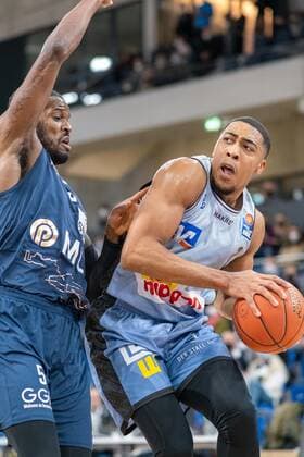 Jaren Lewis HAKRO Merlins Crailsheim, 1 in duel with Shyron Ely MLP Academics Heidelberg, 5 , MLP Academics Heidelberg vs HAKRO Merlins Crailsheim, Basketball, easyCredit Bundesliga, 16 Spieltag, Saison 2021 2022, 07 01 2022, MLP Academics Heidelberg vs HAKRO Merlins Crailsheim, Basketball, easyCredit Bundesliga, 16 Spieltag, Saison 2021 2022, 07 01 2022, Heidelberg Copyright: xEibner-Pressefotox EP_EER
