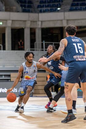 Terrell Harris HAKRO Merlins Crailsheim, 8 in duel with Rob Lowery MLP Academics Heidelberg, 3 , MLP Academics Heidelberg vs HAKRO Merlins Crailsheim, Basketball, easyCredit Bundesliga, 16 Spieltag, Saison 2021 2022, 07 01 2022, MLP Academics Heidelberg vs HAKRO Merlins Crailsheim, Basketball, easyCredit Bundesliga, 16 Spieltag, Saison 2021 2022, 07 01 2022, Heidelberg Copyright: xEibner-Pressefotox EP_EER