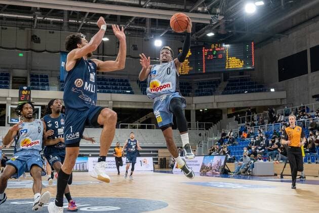 Bilder des Jahres 2022, Sport 01 Januar Sport Themen der Woche KW01 Sport Bilder des Tages T.J. Shorts (HAKRO Merlins Crailsheim, 0) beim Wurf gegen Brekott Chapman (MLP Academics Heidelberg, 1), MLP Academics Heidelberg vs. HAKRO Merlins Crailsheim, Basketball, easyCredit Bundesliga, 16.Spieltag, Saison 2021 2022, 07.01.2022, MLP Academics Heidelberg vs. HAKRO Merlins Crailsheim, Basketball, easyCredit Bundesliga, 16.Spieltag, Saison 2021 2022, 07.01.2022, Heidelberg *** T J Shorts HAKRO Merlins Crailsheim, 0 while throwing against Brekott Chapman MLP Academics Heidelberg, 1 , MLP Academics Heidelberg vs HAKRO Merlins Crailsheim, Basketball, easyCredit Bundesliga, 16 Spieltag, Saison 2021 2022, 07 01 2022, MLP Academics Heidelberg vs HAKRO Merlins Crailsheim, Basketball, easyCredit Bundesliga, 16 Spieltag, Saison 2021 2022, 07 01 2022, Heidelberg Copyright: xEibner-Pressefotox EP_EER