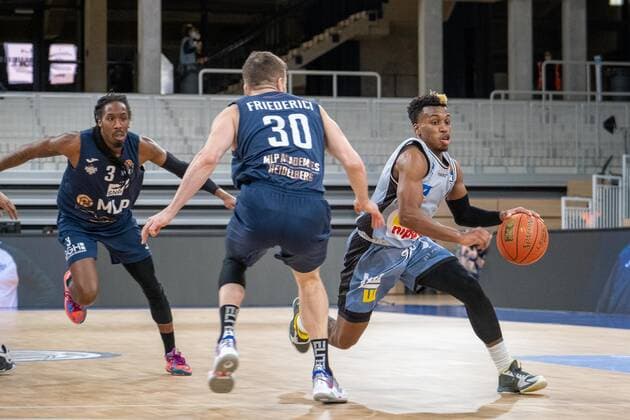 T J Shorts HAKRO Merlins Crailsheim, 0 in duel with Leon Friederici MLP Academics Heidelberg, 30 , MLP Academics Heidelberg vs HAKRO Merlins Crailsheim, Basketball, easyCredit Bundesliga, 16 Spieltag, Saison 2021 2022, 07 01 2022, MLP Academics Heidelberg vs HAKRO Merlins Crailsheim, Basketball, easyCredit Bundesliga, 16 Spieltag, Saison 2021 2022, 07 01 2022, Heidelberg Copyright: xEibner-Pressefotox EP_EER