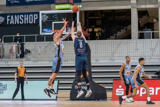 Max Ugrai MLP Academics Heidelberg, 8 while throwing against Bogdan Radosavljevic HAKRO Merlins Crailsheim, 15 , MLP Academics Heidelberg vs HAKRO Merlins Crailsheim, Basketball, easyCredit Bundesliga, 16 Spieltag, Saison 2021 2022, 07 01 2022, MLP Academics Heidelberg vs HAKRO Merlins Crailsheim, Basketball, easyCredit Bundesliga, 16 Spieltag, Saison 2021 2022, 07 01 2022, Heidelberg Copyright: xEibner-Pressefotox EP_EER