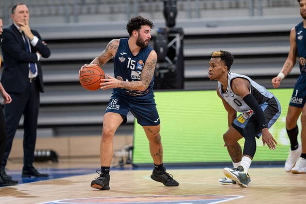 Jordan Geist MLP Academics Heidelberg, 15 in duel with T J Shorts HAKRO Merlins Crailsheim, 0 , MLP Academics Heidelberg vs HAKRO Merlins Crailsheim, Basketball, easyCredit Bundesliga, 16 Spieltag, Saison 2021 2022, 07 01 2022, MLP Academics Heidelberg vs HAKRO Merlins Crailsheim, Basketball, easyCredit Bundesliga, 16 Spieltag, Saison 2021 2022, 07 01 2022, Heidelberg Copyright: xEibner-Pressefotox EP_EER