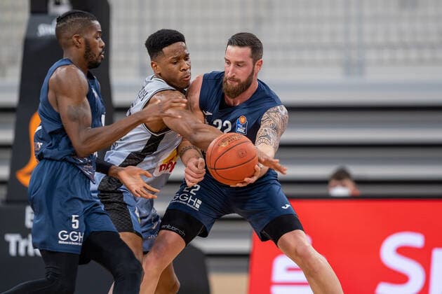 Richmond Aririguzoh HAKRO Merlins Crailsheim, 34 in a duel with Phillipp Heyden MLP Academics Heidelberg, 22 and Shyron Ely MLP Academics Heidelberg, 5 , MLP Academics Heidelberg vs HAKRO Merlins Crailsheim, Basketball, easyCredit Bundesliga, 16 Spieltag, Saison 2021 2022, 07 01 2022, MLP Academics Heidelberg vs HAKRO Merlins Crailsheim, Basketball, easyCredit Bundesliga, 16 Spieltag, Saison 2021 2022, 07 01 2022, Heidelberg Copyright: xEibner-Pressefotox EP_EER