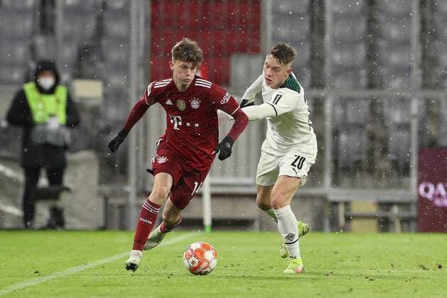 l-r: im Zweikampf, Aktion, mit Paul Wanner 14 (FC Bayern Muenchen) und Luca Netz 20 (Borussia Moenchengladbach), FC Bayern Muenchen vs. Borussia Moenchengladbach, 1. Bundesliga, 18. Spieltag, 07.01.2022 DFB regulations prohibit any use of photographs as image sequences and or quasi-video Muenchen Bayern Deutschland *** l r in duel, action, with Paul Wanner 14 FC Bayern Muenchen and Luca Netz 20 Borussia Moenchengladbach , FC Bayern Muenchen vs Borussia Moenchengladbach, 1 Bundesliga, 18 Spieltag, 07 01 2022 DFB regulations prohibit any use of photographs as image sequences and or quasi video Muenchen Bayern Germany Copyright: xkolbert-press ChristianxKolbertx