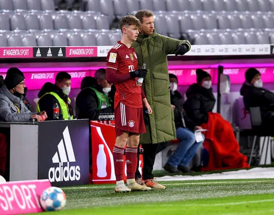 Football 1 Bundesliga season 2021 2022 18 matchday FC Bayern Muenchen Borussia Moenchengladbach 07 01 2022 substitution of coach Julian Nagelsmann left, FC Bayern Muenchen with Paul Wanner right, FC Bayern Muenchen