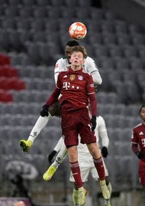 07 01 2022, Football 1 Bundesliga 2021 2022, Matchday 18, FC Bayern Munich Borussia Mönchengladbach, at Allianz Arena Munich Paul Wanner FC Bayern Munich in a header duel DFL and DFB regulations prohibit any use of photographs as image sequences and or quasi video
