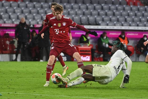 Paul WANNER (Bayern Muenchen), Aktion,Zweikampf gegen Kouadio KONE (Borussia Moenchengladbach). Fussball 1. Bundesliga Saison 2021 2022,18.Spieltag, Spieltag18. FC Bayern Muenchen - Borussia Moenchengladbach 1-2, am 07.01.2022, A L L I A N Z A R E N A Muenchen. *** Paul WANNER Bayern Muenchen , action,duel against Kouadio KONE Borussia Moenchengladbach Football 1 Bundesliga season 2021 2022,18 matchday, matchday18 FC Bayern Muenchen Borussia Moenchengladbach 1 2, on 07 01 2022, A L L I A N Z A R E N A Muenchen