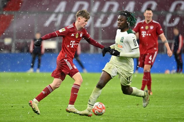 Paul WANNER (Bayern Muenchen), Aktion,Zweikampf gegen Kouadio KONE (Borussia Moenchengladbach). Fussball 1. Bundesliga Saison 2021 2022,18.Spieltag, Spieltag18. FC Bayern Muenchen - Borussia Moenchengladbach 1-2, am 07.01.2022, A L L I A N Z A R E N A Muenchen. *** Paul WANNER Bayern Muenchen , action,duel against Kouadio KONE Borussia Moenchengladbach Football 1 Bundesliga season 2021 2022,18 matchday, matchday18 FC Bayern Muenchen Borussia Moenchengladbach 1 2, on 07 01 2022, A L L I A N Z A R E N A Muenchen
