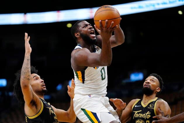 January 7, 2022, Toronto, ON, Canada: Utah Jazz forward Eric Paschall (0) jumps between Toronto Raptors forward Justin Champagnie, left, and centre Khem Birch during first half NBA, Basketball Herren, USA basketball action in Toronto on Friday, January 7, 2022. Canada News - January 7, 2022 - ZUMAc35_ 20220107_zaf_c35_086 Copyright: xFrankxGunnx