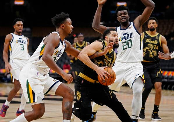 January 7, 2022, Toronto, ON, Canada: Toronto Raptors guard Fred VanVleet (23) drives between Utah Jazz forward Elijah Hughes (33) and centre Udoka Azubuike (20) during second half NBA, Basketball Herren, USA basketball action in Toronto on Friday, January 7, 2022. Canada News - January 7, 2022  - ZUMAc35_ 20220107_zaf_c35_109 Copyright: xFrankxGunnx