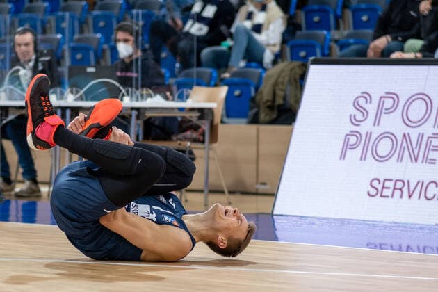 Niklas Wuerzner MLP Academics Heidelberg, 2 injured on the floor, MLP Academics Heidelberg vs HAKRO Merlins Crailsheim, basketball, easyCredit Bundesliga, 16 Spieltag, Saison 2021 2022, 07 01 2022, MLP Academics Heidelberg vs HAKRO Merlins Crailsheim, basketball, easyCredit Bundesliga, 16 Spieltag, Saison 2021 2022, 07 01 2022, Heidelberg Copyright: xEibner-Pressefotox EP_EER