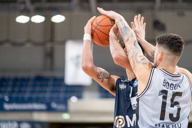 Brekott Chapman MLP Academics Heidelberg, 1 in duel with Bogdan Radosavljevic HAKRO Merlins Crailsheim, 15 , MLP Academics Heidelberg vs HAKRO Merlins Crailsheim, Basketball, easyCredit Bundesliga, 16 Spieltag, Saison 2021 2022, 07 01 2022, MLP Academics Heidelberg vs HAKRO Merlins Crailsheim, Basketball, easyCredit Bundesliga, 16 Spieltag, Saison 2021 2022, 07 01 2022, Heidelberg Copyright: xEibner-Pressefotox EP_EER